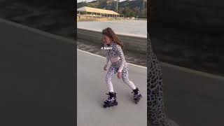 HOW TO STOP ON ROLLERBLADES!!!! ✋ #rollerblading