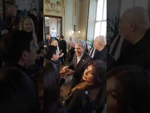 Video Claudio Baglioni saluta i presenti prima di lasciare il Comune di Torino dopo la consegna pergamena