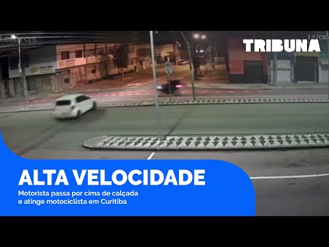 Em alta velocidade, motorista passa por cima de calçada e atinge motociclista em Curitiba