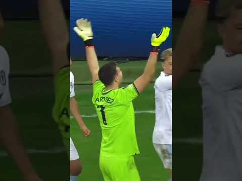 Emi Martinez wins Villa the penalty shootout before celebrating right in front of the Lille fans 😳