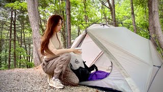 Ormanda tek başına kamp yapmak Tente altında bir gecede rahatlatıcı doğal sesler