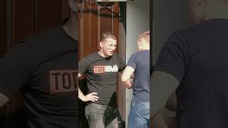 Заставил держать дверь 😱