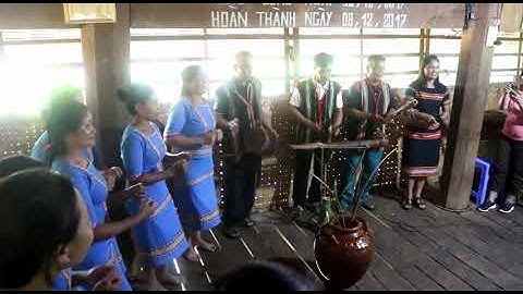 Cô gái Gié Triêng Xã Đăk Long- Huyện Đăk Glei hát ca ngợi Đảng, Bác Hồ rất hay!