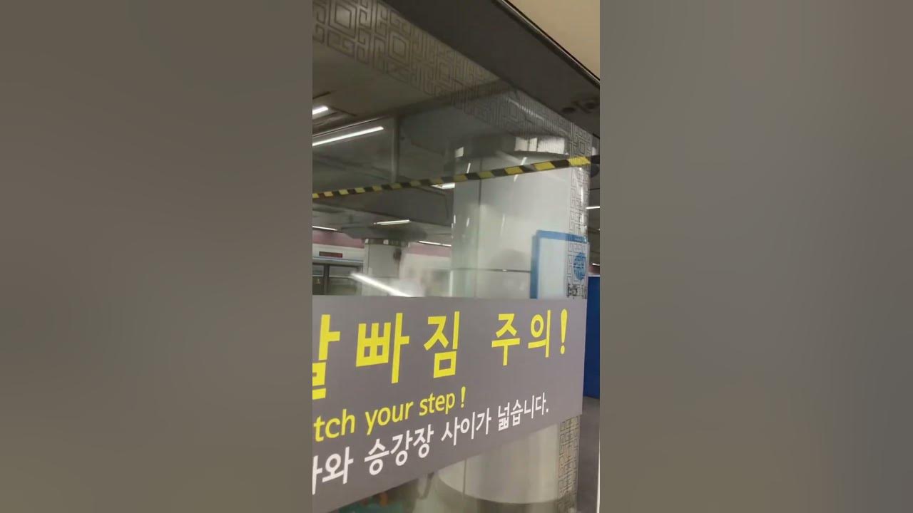 20220319 Coming in Hoehyeon Station on Seoul Line 4(train to Jinjeop