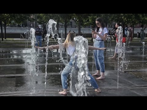 Girls and a fountain. Wet joys of summer !/Девушки и фонтан. Мокрые радости лета !