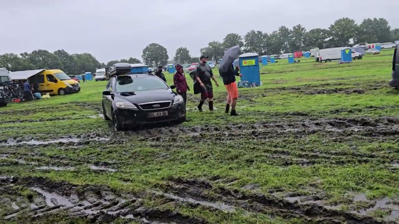 Wacken Festival versinkt im Schlamm letzter Tag Heimfahrt schwierig 