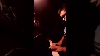 D'Lloyd - oh tak mungkin on piano