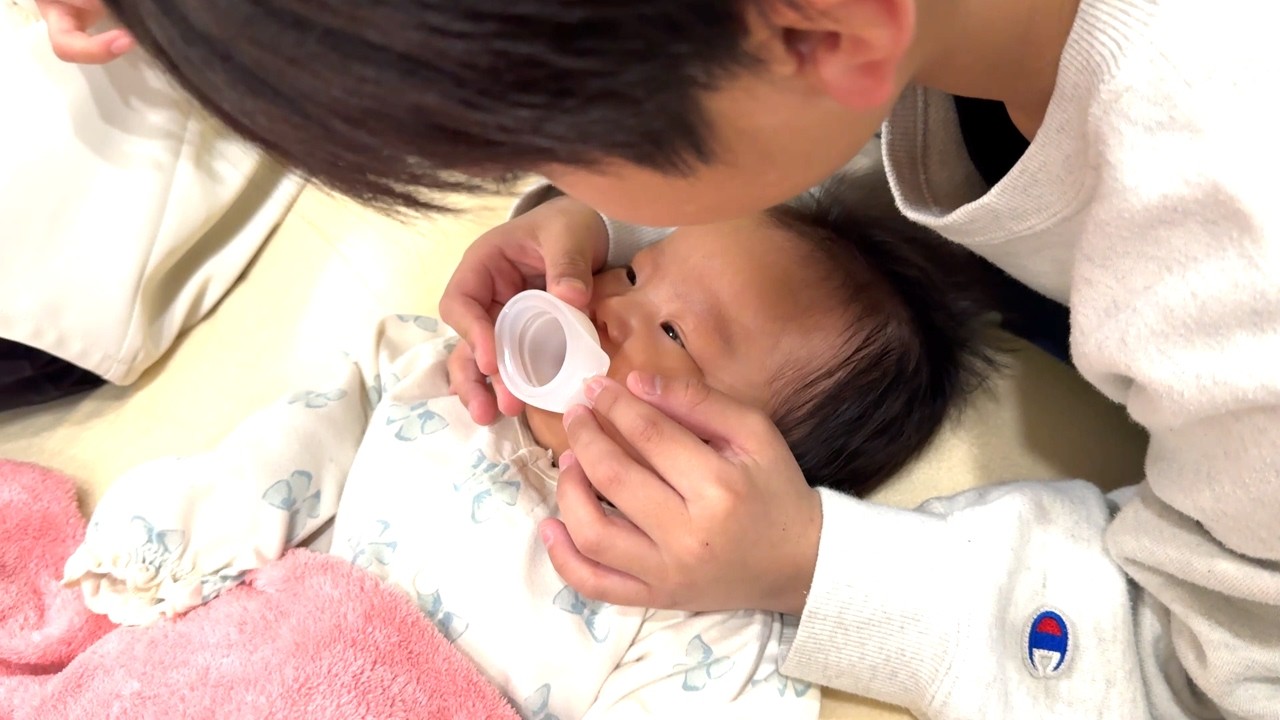 まりちゃん Marimina gives her baby K2 syrup ☆ Marichan Izuchan Channel - YouTube