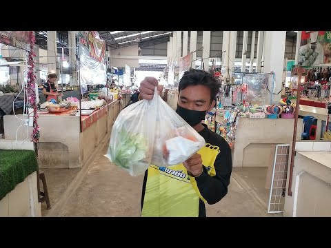 วัยรุ่นกัมพูชาซื้อกับข้าวไปเลี