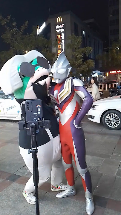 Frog interacts with Tiga #Internet celebrity frog #Ultraman Tiga #UltramanTiga