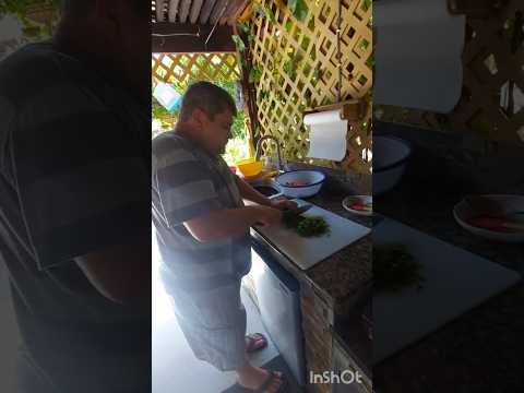 Любимый готовит лечо #готовимдома #еда #шортс #жизнь #огород #лето