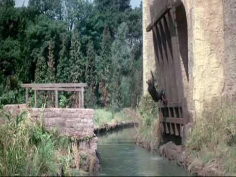 The Hilarious Draw-Bridge scene from The Pink Panther Strikes Again - Peter Sellers