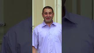 Aslan, Obeni Elbiseyle Yakalıyor