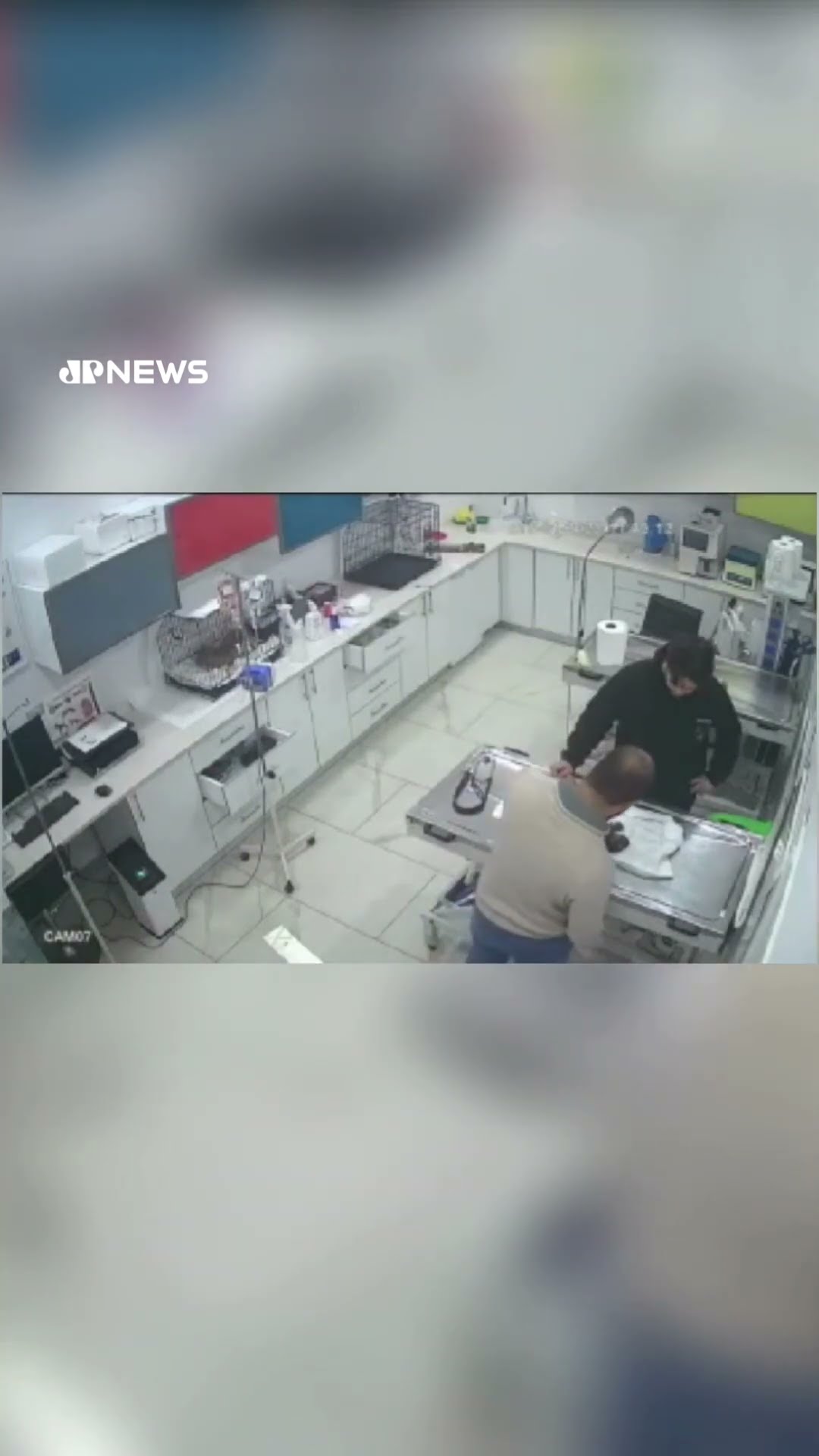 Cachorra leva filhote doente na porta do veterinário e pede ajuda #shorts