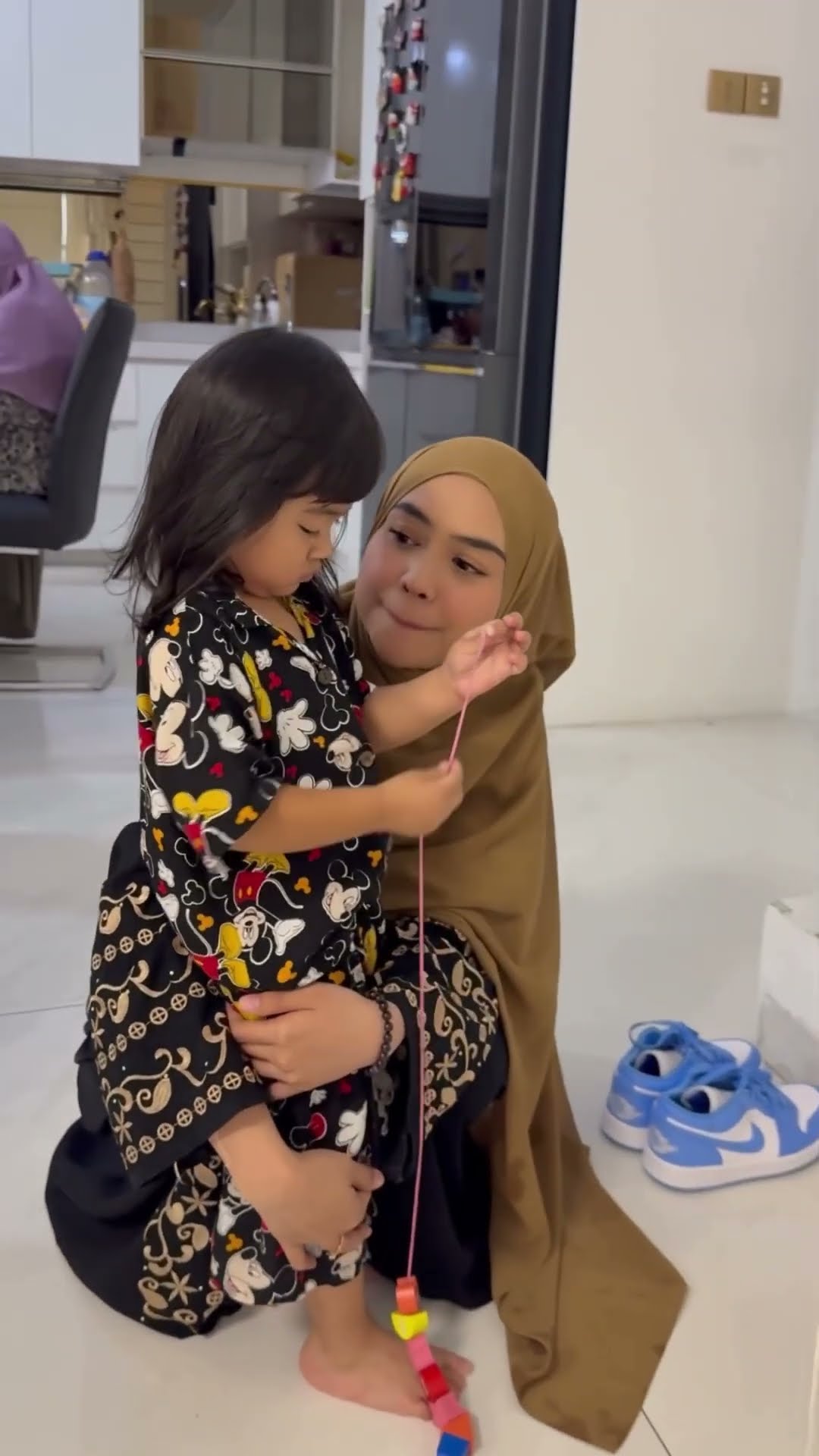 Detik-Detik ibu icis pulang kerja peluk Moana??