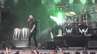 Marilyn Manson cuts himself while singing chords