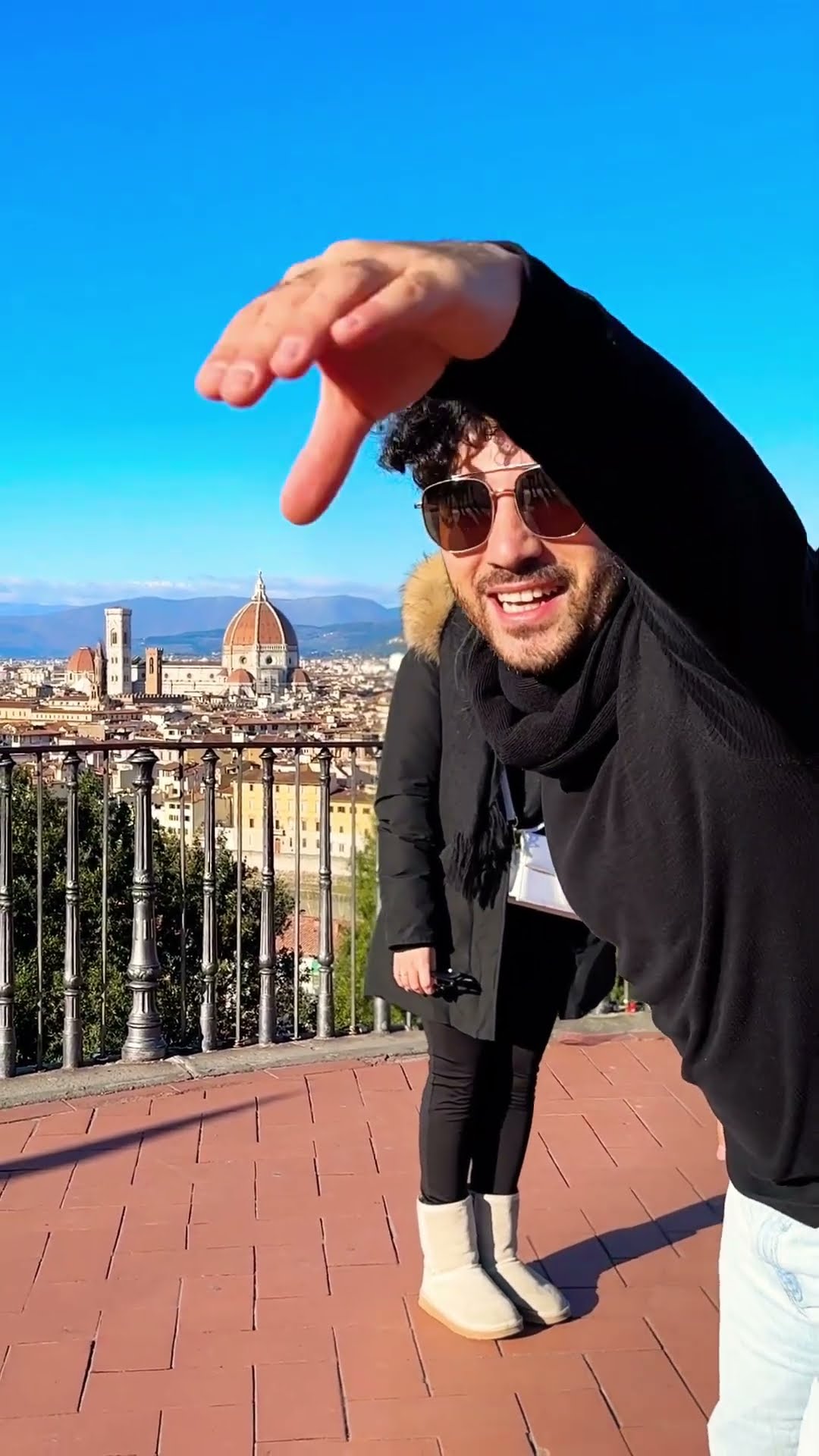 Do u want a souvenir? ? Guess the city ?behind the scenes?