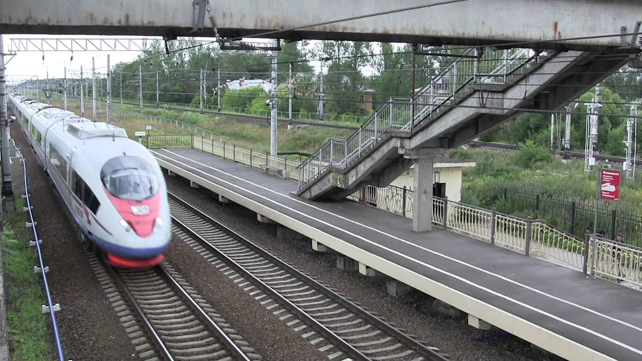 Эвс1 щербинка. Поезд москва санкт-петербург. Станция ленинград пассажирский московский. Окна в сапсане. Смена бетанкур двухэтажный.