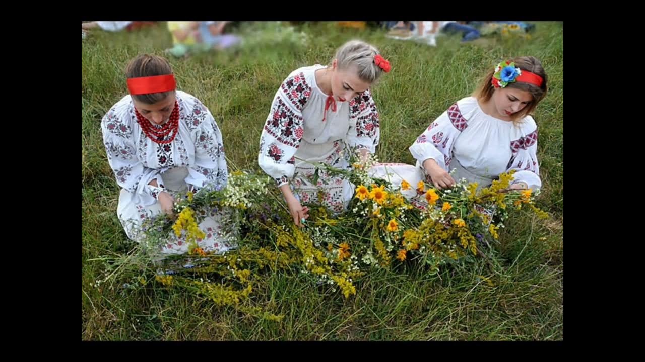 Венок на ивана купала. Ивана купала растения. Ивана купала растения. Цветок папоротника в ночь на ивана купала. Папоротник цветет на ивана купала.