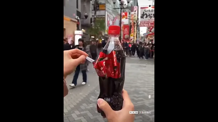 Christmas themed Coca Cola label in Japan