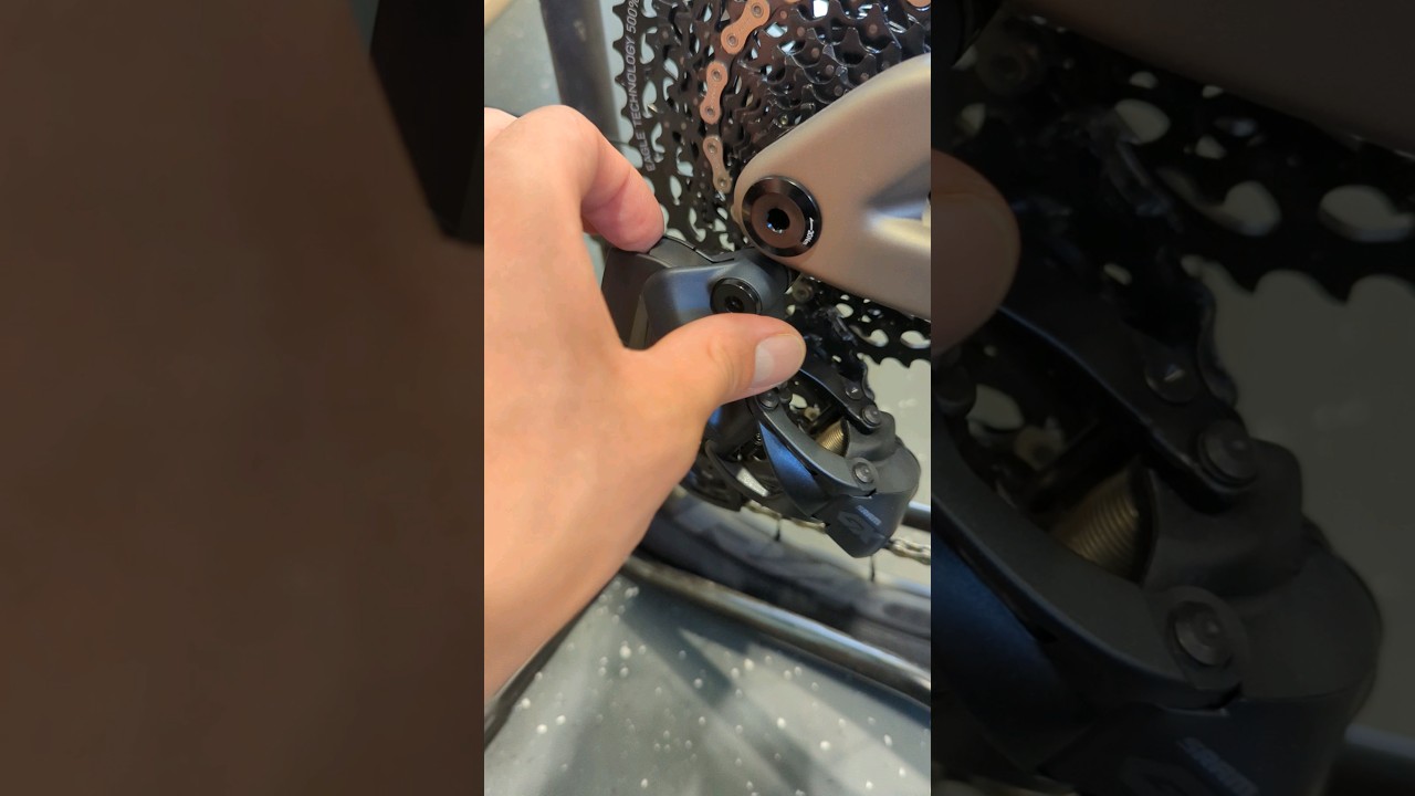 SRAM GX AXS - How to take off your battery 