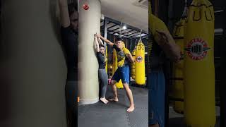 Tự Vệ Khi Bị Khống Chế Hai Tay