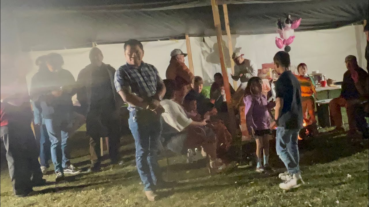 Rompiendo la piñata con otros invitados/ en IDAHO ya no hay niños 👦/ Sandy La Chapina