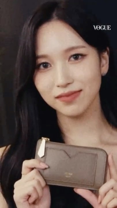 TWICE Mina introduces a simple card case. #inthebag #inthebag