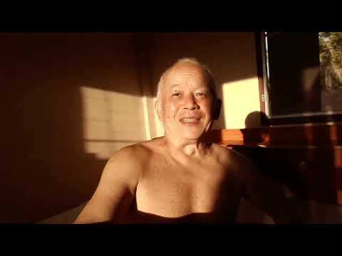 ホテルのベッドで日焼け ムアングン ラオス