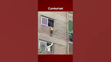 Kahire De 3 Kattan Düşmek üzere Olan çocuk Son Anda Kurtarıldı Shorts 