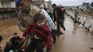 Беда не приходит одна: наводнения в зоне землетрясения в Турции