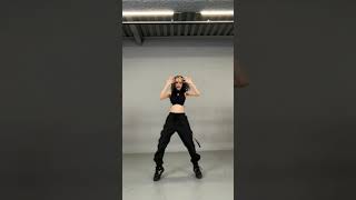 #ITZY #LOCOChallenge #CrownDance #왕관춤 #RYUJIN #류진 #CRAZYINLOVE #LOCO #shorts