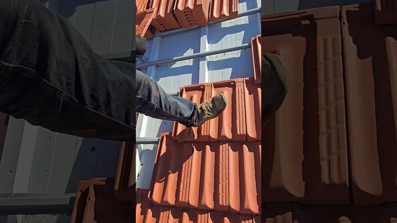 INSTALACIÓN DE TEJA PLANA SOBRE PANEL SANDWICH CON TAPAJUNTAS EN RASTEL METÁLICO EN #TEJADO #MADRID