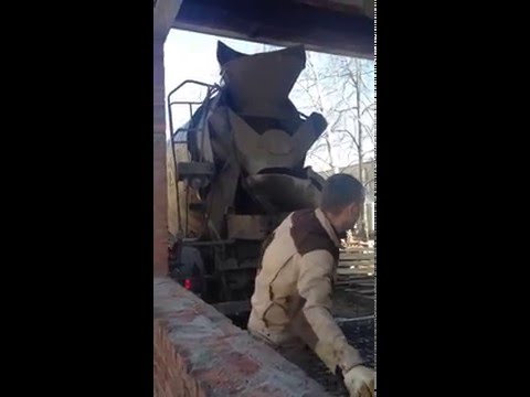 Бетонные работы - настройка рукава подачи бетона.