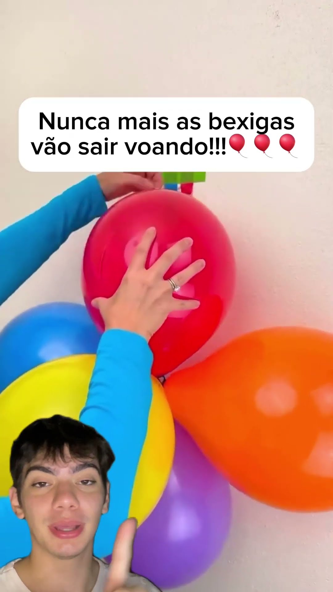 ? Use fita e elástico pra prender balões na parede sem cair! Fácil e perfeito pra festas! ?