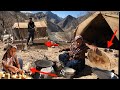 How do nomads survive in nature? Cooking, shelter and the art of survival🔥🍞🏕🍛