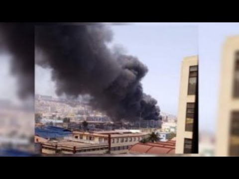 شاهد لحظة نشوب حريق ضخم في ميناء الجزائر وخسائر بالملايين اللحظات الأولى من الحريق