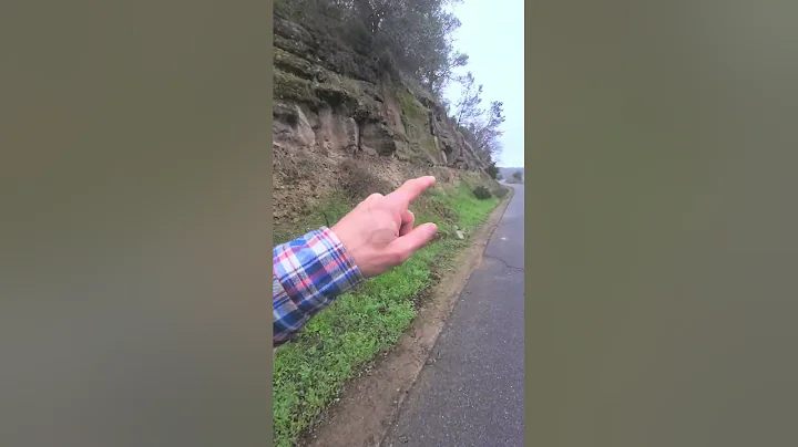 American folyó mellett, Natoma tó partja. Ősi folyami üledék az indiánok földjén. 