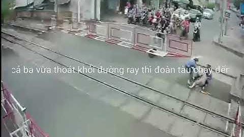 Nhân viên gác chắn dũng cảm cứu bà cụ thoát chết trước mũi tàu hỏa