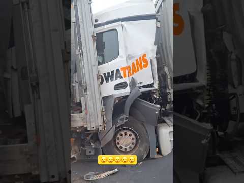Big heavy truck crash 😦🚛 #truckdriver #truckers