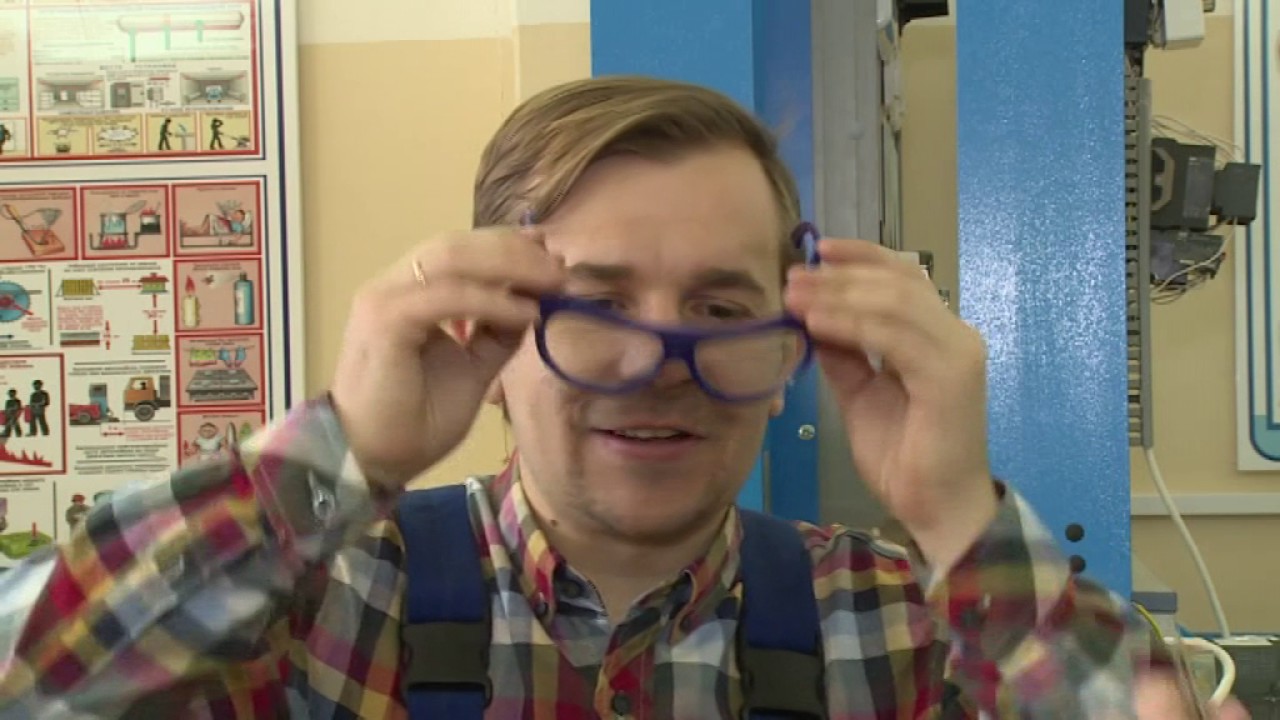 Ютуб загородный канал. Навальный в очках для зрения. Канал загородный гвоздь в стену лучшее.