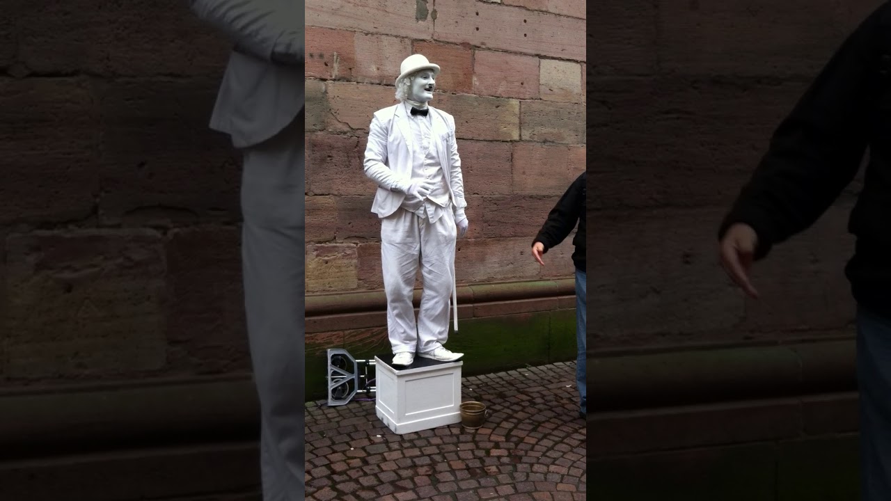 CHARLIE CHAPLIN ON THE STREET 