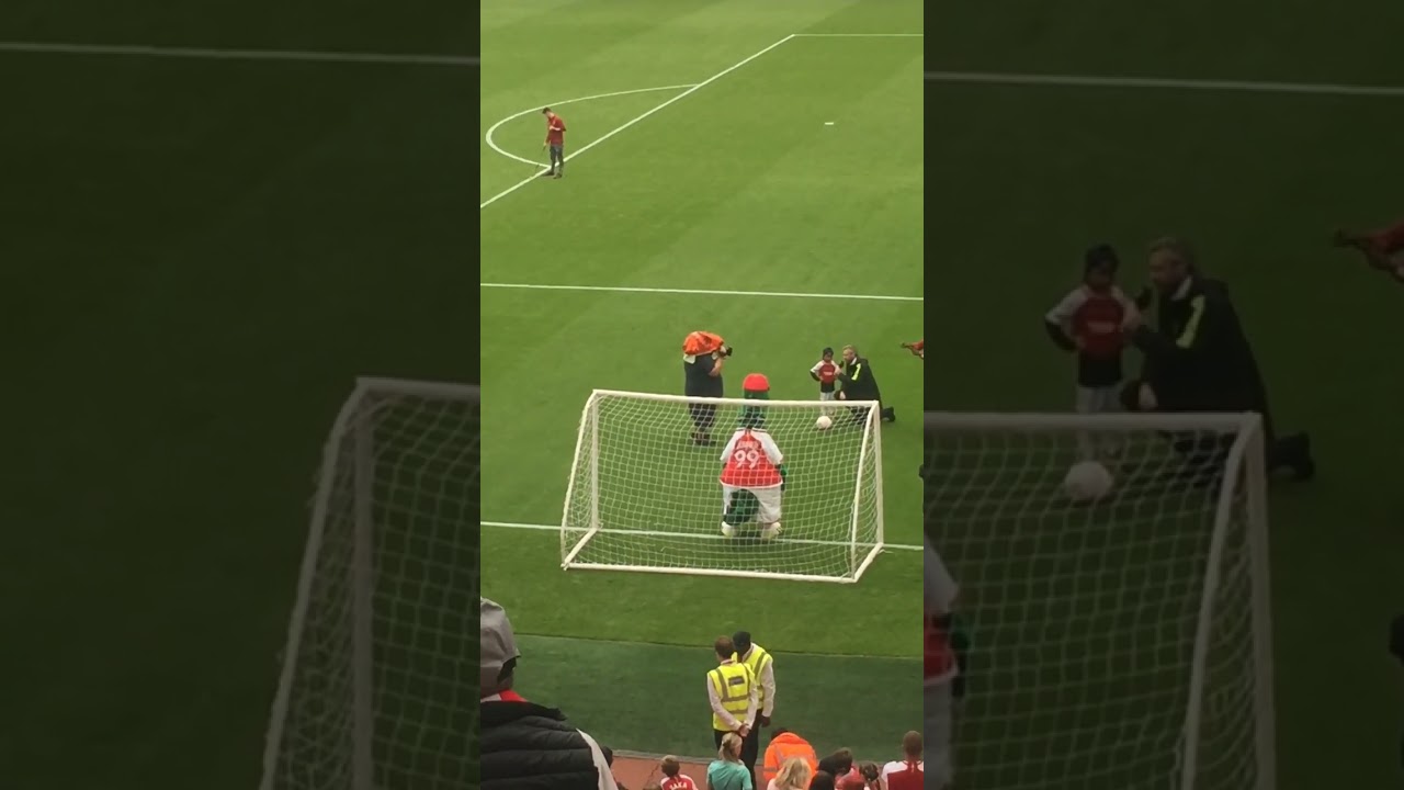 Gunnersaurus at Arsenal! 