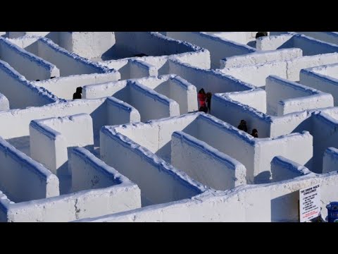 Vidéo: Le Plus Grand Labyrinthe De Neige Du Monde