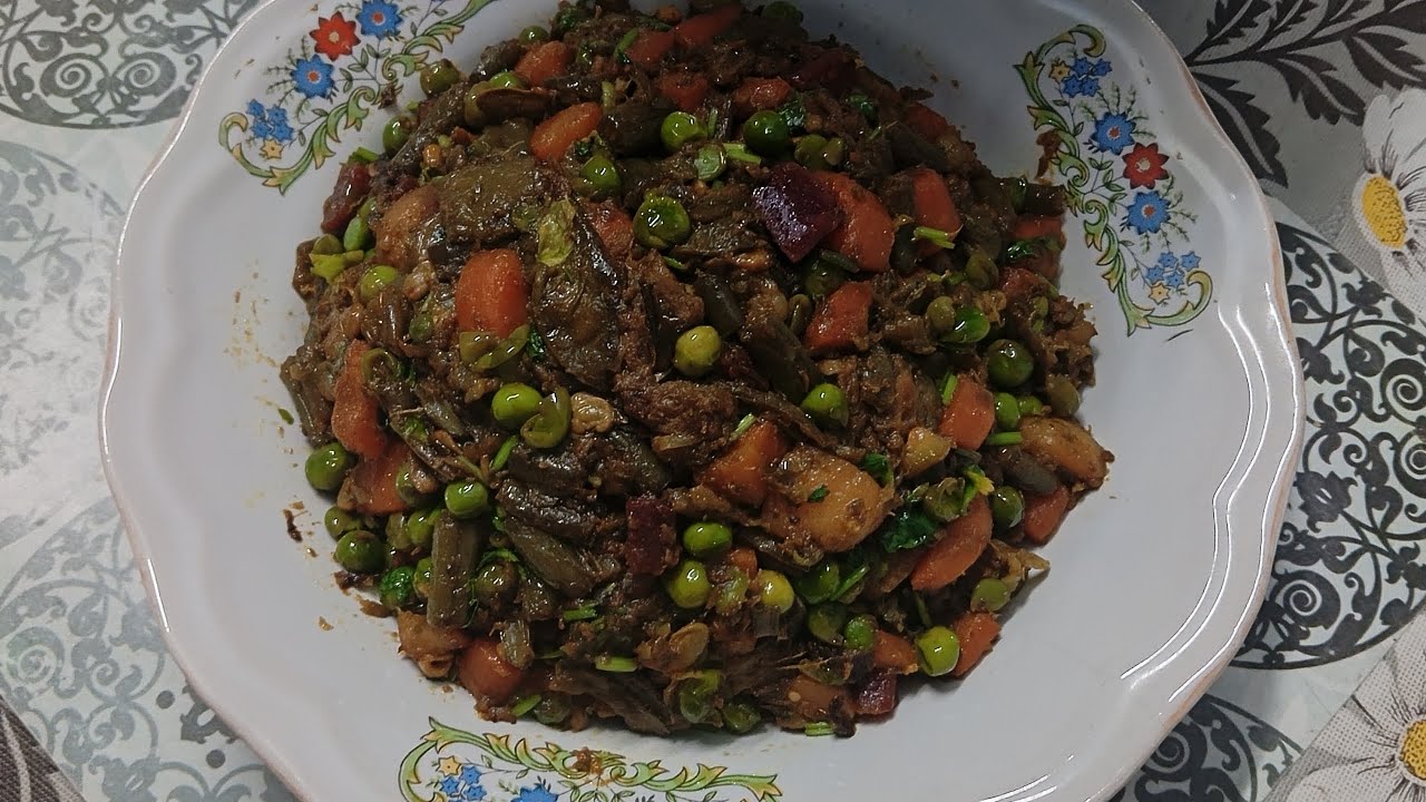 শীতের সবজি আর দুই টুকরো  মাংস দিয়ে বানিয়ে নিন মজাদার সবজি ভাজা