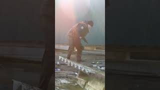 Петропавлдың су басқан шағын ауданында полицейлер үрлемелі қайықпен жүрген екі адамды тоқтатты