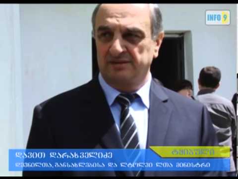 დავით დარახველიძემ 30 დევნილ ოჯახს ტყიბულში ბინა გადასცა