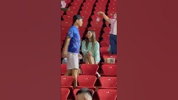 Vợ thủ môn Bùi Tiến Dũng đi cổ vũ chồng