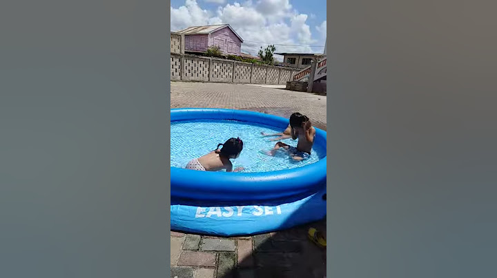 几个小屁孩在家玩水，游泳