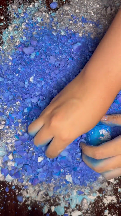 Blue dyed gym chalk | ASMR | Satisfying